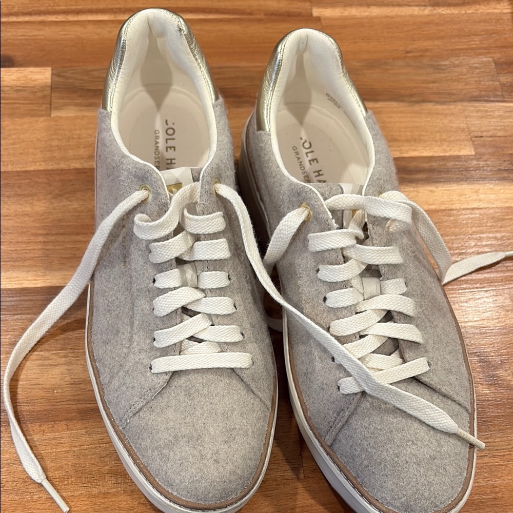 ✨FLASH SALE $22✨Gray Sneakers with White Laces